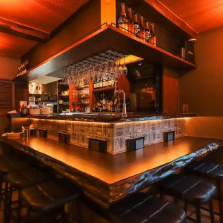 カウンターでは大切な恋人や仲間と少人数で楽しめます♪また、この料理にはどのお酒が合うかなども、ベテランスタッフにお気軽にご相談できます♪