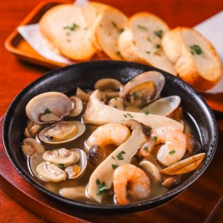 魚介とキノコのアヒージョ