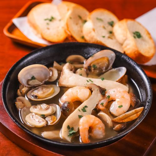 魚介とキノコのアヒージョ