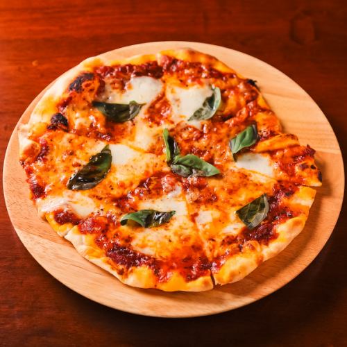 サクサクの生地とろけるチーズの競演！こだわり製法で焼く、本格的な味わいの【手打ちピザ】をご堪能あれ☆
