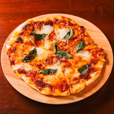 サクサクの生地とろけるチーズの競演！こだわり製法で焼く、本格的な味わいの【手打ちピザ】をご堪能あれ☆