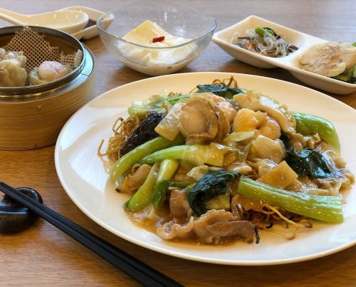 ◆豆沙包裹著海鮮和蔬菜的美味！ ◆“五目安掛炒麵午餐”1,600日元