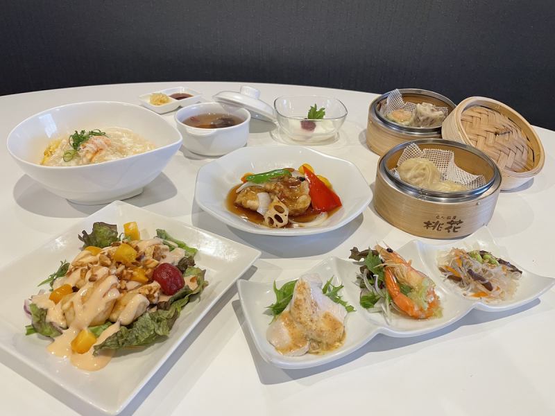晚餐的菜单也很丰富！8道菜的“核桃套餐”是可以轻松享用港式中餐的套餐。