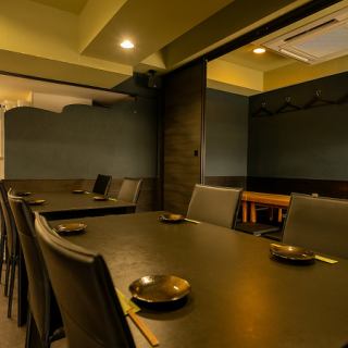 备有可容纳5人的宽敞餐桌。适合家庭聚会、同事小酌等各种场合！