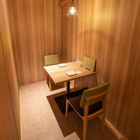 Private room, chair seat type, 2 people.It is a popular seat where you can forget about time.Jibundoki accepts à la carte orders in addition to banquet course meals, so it is the perfect seat for casual enjoyment.