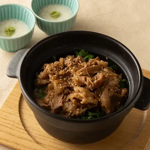牛しぐれ煮の土鍋ごはん　とろろ添え　※2人前より承ります