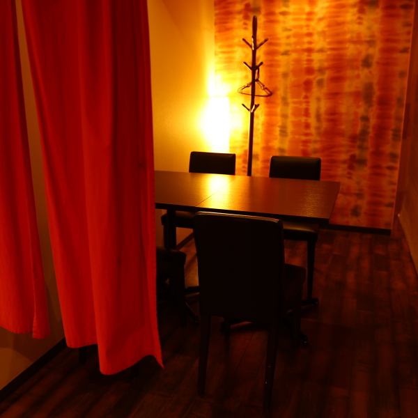 フロアによって「和・洋・リゾート・ソファ」など異なるコンセプト♪女子会にオススメのソファー席や、個室希望のお客様には和がモチーフの個室もご用意。会社宴会にもおすすめです！※お写真は2階のお座敷席（4～25名でご利用可！）深夜まで営業しているので、遅い時間からの利用も◎