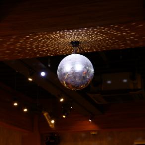 有了舞台,您可以根据自己的喜好布置餐桌,用于婚礼后的派对、告别派对和其他宴会!