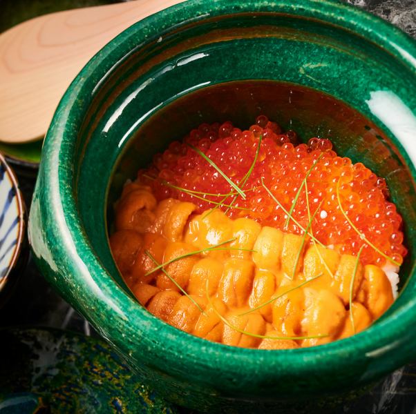 使用高级食材和特制砂锅云锅烹制的“海胆鲑鱼子砂锅饭”。