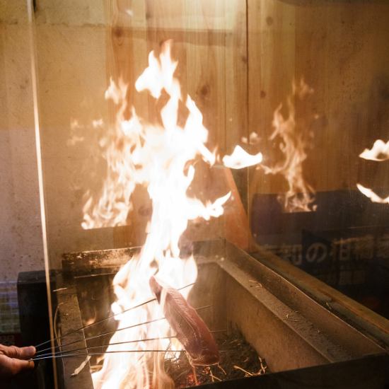 藁焼きが間近に♪ カツオなどの表面をあぶる高知の郷土料理です
