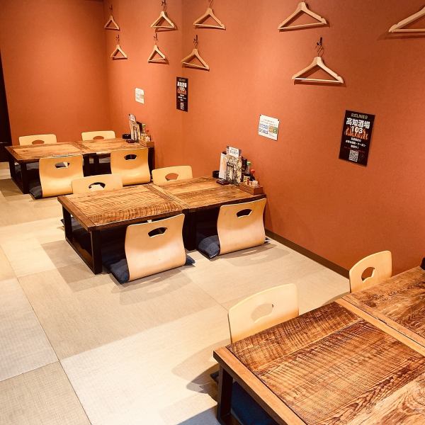 お座敷でゆっくりとお寛ぎいただけます!窓も大きく換気もしっかり行っております!小さい宴会から10名以上の宴会まで多様なシーンでご利用頂けます。