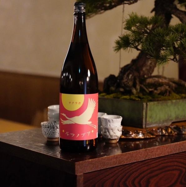 [We also have sake from various regions that goes perfectly with fish.] We source a variety of brands of sake from all over the country, with a focus on local sake, for those who are particular about their alcohol.