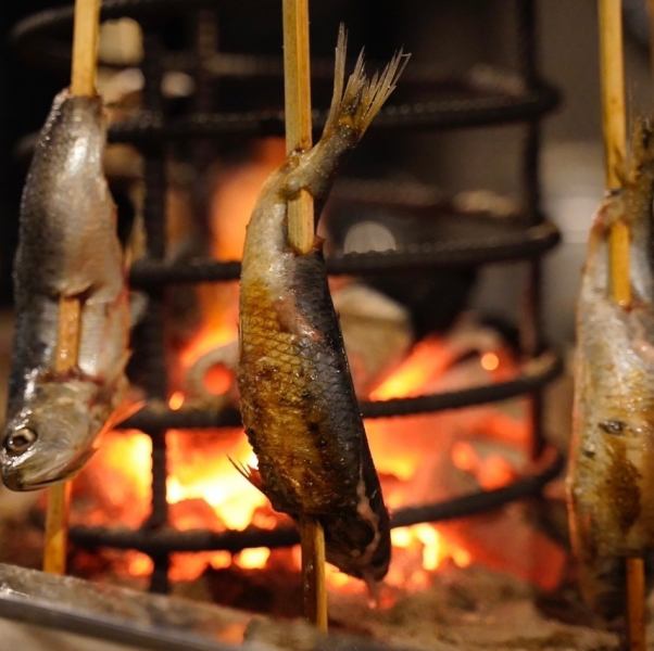 [Carefully selected ingredients cooked over charcoal] ~ Primitive grilling and robatayaki, carefully cooked by craftsmen over charcoal