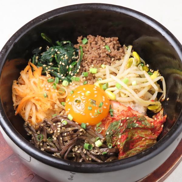 【石鍋拌飯】放在滾燙的石頭上！