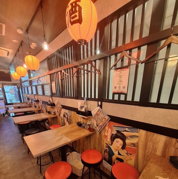 【全席喫煙OK】お煙草を吸いながら、気兼ねなく語らえる寛ぎの席 「お酒と一緒にゆっくり一服したい」そんな愛煙家の皆様に嬉しい、全席喫煙可能なお席です。レトロなポスターが彩るモダンな店内で、自慢の焼きとんや黒おでんを囲めば会話も弾みます。