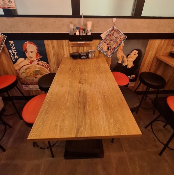 12時からの通し営業で、三宮での昼飲みやランチ飲みにも最適なお席です。生田ロードの賑わいを感じられる開放的な店内で、友人や同僚と気兼ねなくお過ごしいただけます。全席喫煙可能なので、お煙草と共に自慢の焼きとんや黒おでんをゆっくりお楽しみください。夜は24時まで、幅広いシーンでご利用いただけます。