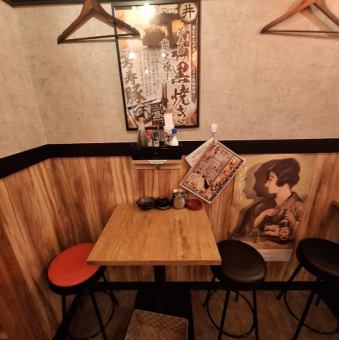 12時からの昼飲みデートや、お買い物帰りの休憩に最適な2名様席。全席喫煙可能で、お煙草を楽しみながら肩を並べてゆったりとお寛ぎいただけます。生田ロードの賑わいを感じつつ、二人の会話が自然と弾む居心地の良い空間です。自慢の黒おでんや串焼きを肴に、お好みのカップ酒で乾杯する至福のひとときをどうぞ。