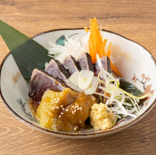 鰹タタキと焼き茄子の黒酢ソース