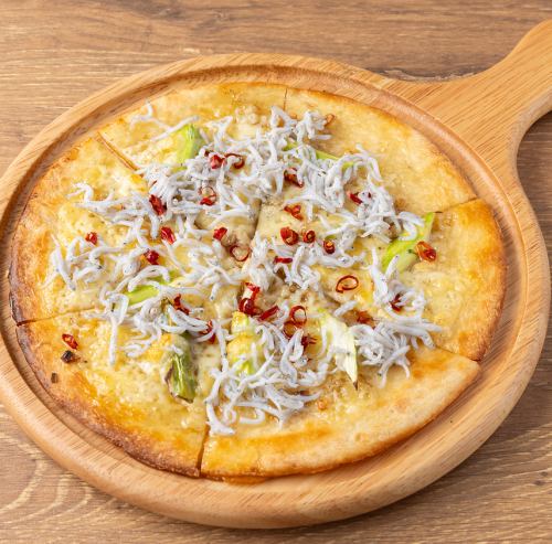 しらすのアンチョビガーリックピザ