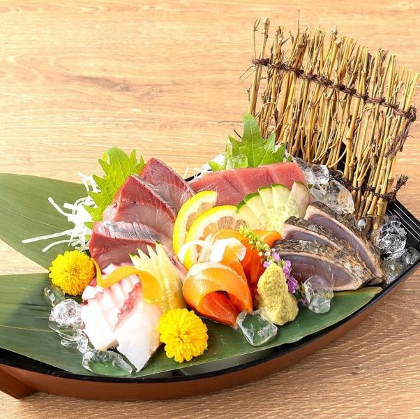 鮮魚の舟盛り・桶盛り／本マグロの中トロ切り落とし／カンパチごまだれなど刺身も充実◎