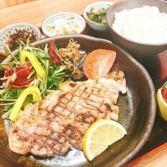【ランチ】　『炭火香る』 芳寿豚 ロースステーキ定食　1628円