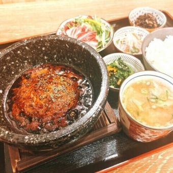 【ランチ】　『溢れる肉汁』 茶美豚ハンバーグ定食　1408円