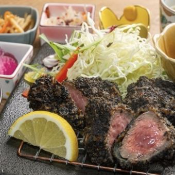 【ランチ】　『驚愕の黒』芳寿豚 黒ヒレカツ定食 1628円
