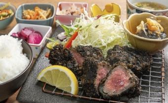 【ランチ】　『驚愕の黒』芳寿豚 黒ヒレカツ定食 1628円