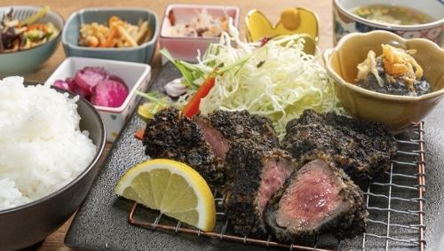 【驚愕の黒】 芳寿豚 黒ヒレカツ定食