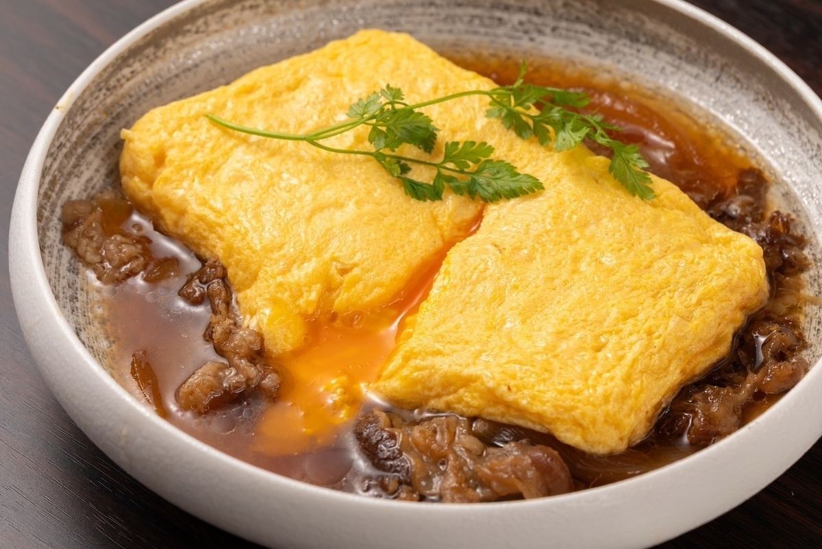 ふわとろ玉子に和牛すじ肉の贅沢餡！出汁と肉の旨味が絡み合う。
