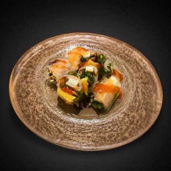 Fresh spring rolls with seasonal fruits and cream cheese
