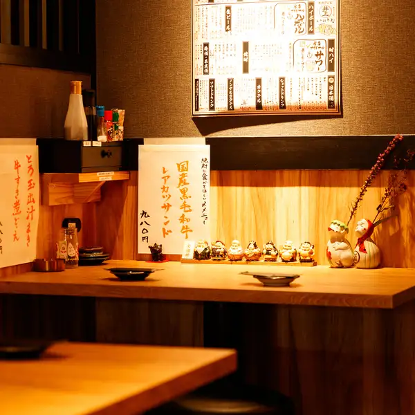 12時からの通し営業で、三宮での昼飲みやランチ飲みにも最適なお席です。生田ロードの賑わいを感じられる開放的な店内で、友人や同僚と気兼ねなくお過ごしいただけます。全席喫煙可能なので、お煙草と共に自慢の焼きとんや黒おでんをゆっくりお楽しみください。夜は24時まで、幅広いシーンでご利用いただけます。