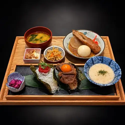 打造您专属的美味套餐！井上生田路店供应美味午餐◎ 6种饭团套餐任您选择。