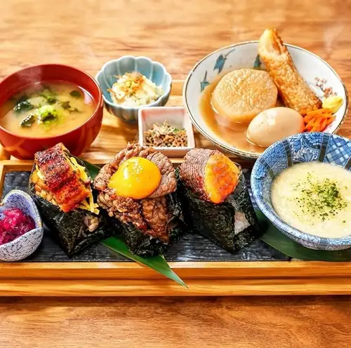打造您专属的美味套餐！井上生田路店供应美味午餐◎ 6种饭团套餐任您选择。