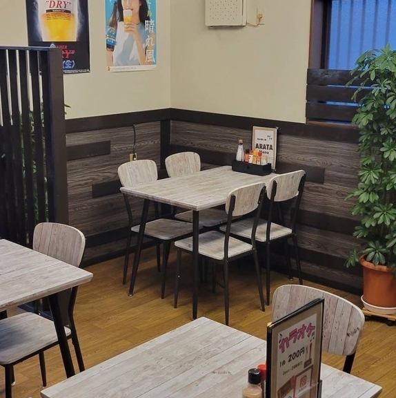 木の温もりを感じる、落ち着いた雰囲気の店内。「ARATA」では、美味しい家庭料理をゆったりと楽しめます。お一人様でも、グループでも、気軽に利用できるのが嬉しい。カラオケで盛り上がり、宴会や飲み会にも最適！ ボトルキープも可能なので、お気に入りの銘柄をキープして、２回目以降も楽しめちゃいます！