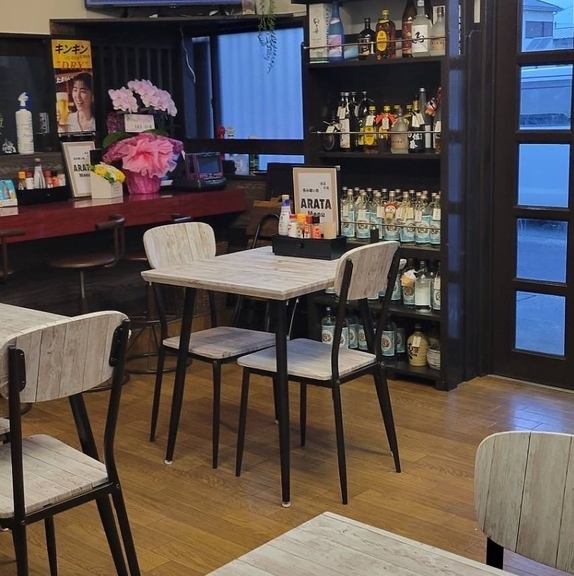 小田原の夜を彩る「ARATA」は、美味しい料理とお酒を楽しめる隠れ家。アットホームな雰囲気で、ついつい長居したくなる居心地の良さ。お一人様でも、仲間とワイワイしてもOK！