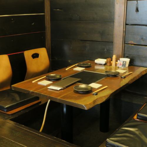 The wood-grained kotatsu seats that match the atmosphere of the restaurant are ideal for entertaining and company drinking parties.