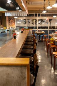 鉄板が目の前の人気のカウンター席