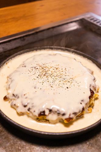 チーズソースのお好み焼き