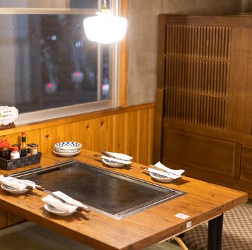 ゆったり寛げるお座敷席を10席完備。お子様連れのご家族にもおすすめです。温かみのある雰囲気の中、ボリューム満点のお好み焼きやステーキを囲めば会話も弾みます♪週末の家族の団らんなど幅広いシーンで重宝します◎