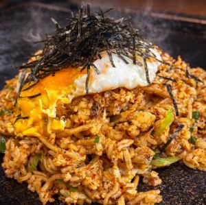 そばめし（目玉焼きのせ）