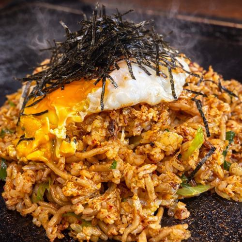 そばめし（目玉焼きのせ）