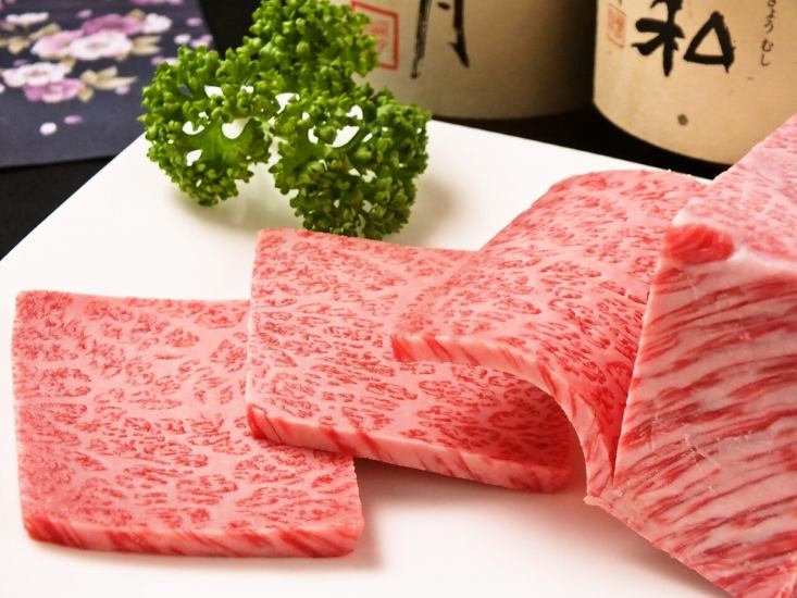 규슈 각지의 소고기, 아마쿠사 대왕 쿠마모토 명산 말고기 등 엄선 된 고기를 제공.