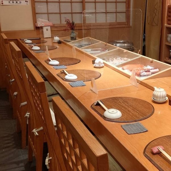 【一个人也可以来哦♪】 可以亲眼看到寿司制作过程的吧台席，最适合尽情享受。不仅适合一个人，也适合约会！请享用美味的寿司和严选的日本酒，度过轻松的时光。
