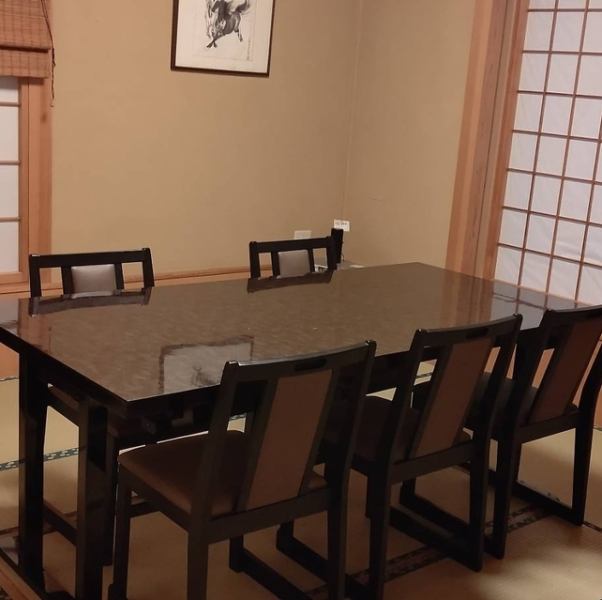 [For large groups ◎] There are 3 private rooms with tatami mats for 2 to 8 people where you can relax.Up to 25 people can be accommodated by connecting 3 rooms with partitions.Please use it for various gatherings, banquets, entertainment, etc.Please make your reservation early as we may be fully booked.