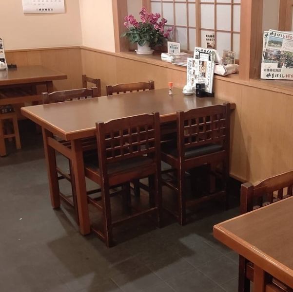 [Comfortable table seats] There are table seats for 2 people and table seats for 4 people.You can relax and enjoy your meal and conversation in a calm and nostalgic atmosphere.We will provide you with all our hearts so that you will be glad that you came.