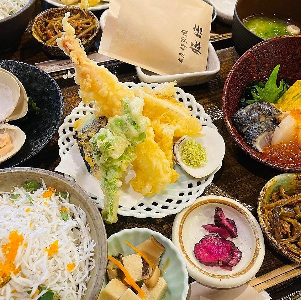 駅直結でアクセス良好◎三重の旬の食材とはまぐり料理や地酒を楽しめる和食店。
