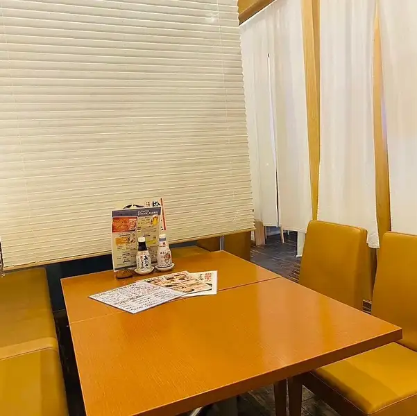 駅直結という抜群の立地にありながら、店内は落ち着いた和の雰囲気。木の温もりを感じる内装と、清潔感のある空間が魅力です。観光客やビジネス利用にも対応できる柔軟さがあり、気軽な一杯から宴会まで幅広く利用可能◎10~12名様対応可能の半個室もあり、プライベート感を大切にした宴会ができます。