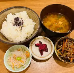 모든 밥에는 일일 3종의 화분과 밥, 된장국이 붙습니다.