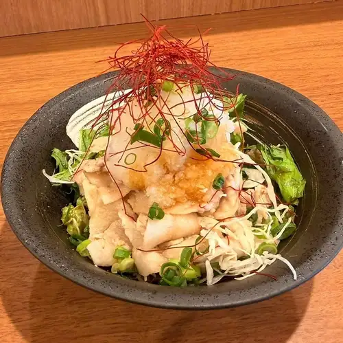 樱花猪肉涮涮锅配萝卜泥和柚子醋